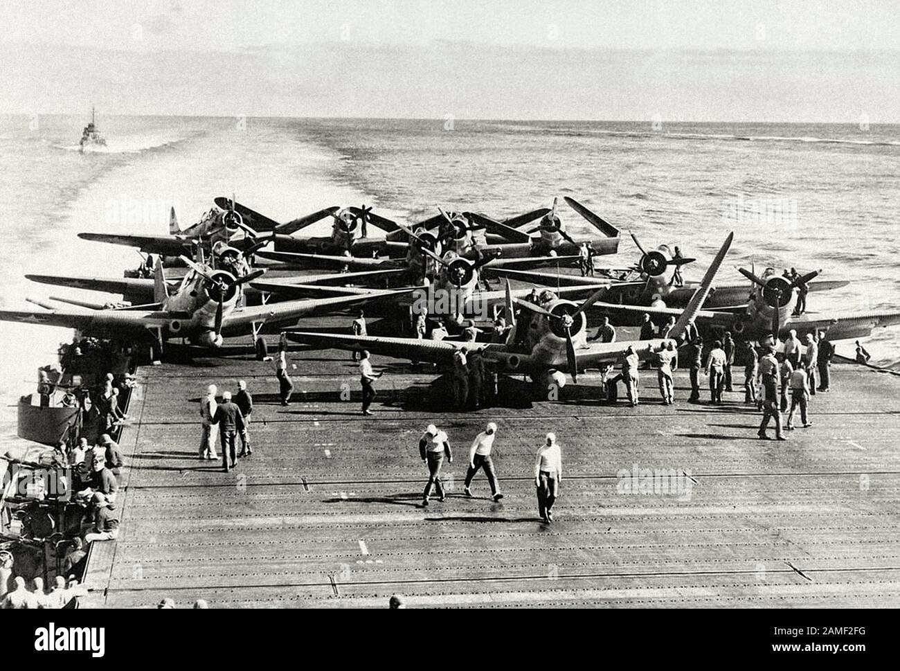 TBD-1 torpedo bombers of Torpedo Squadron Six unfold their wings on the deck of USS Enterprise prior to launching an attack against four Japanese carr Stock Photo