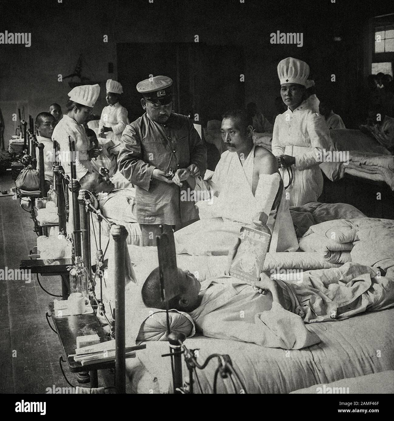 Japanese military hospital, 1905 The doctor counts the pulse of a Japanese soldier injured in combat during the Russian-Japanese war. Stock Photo