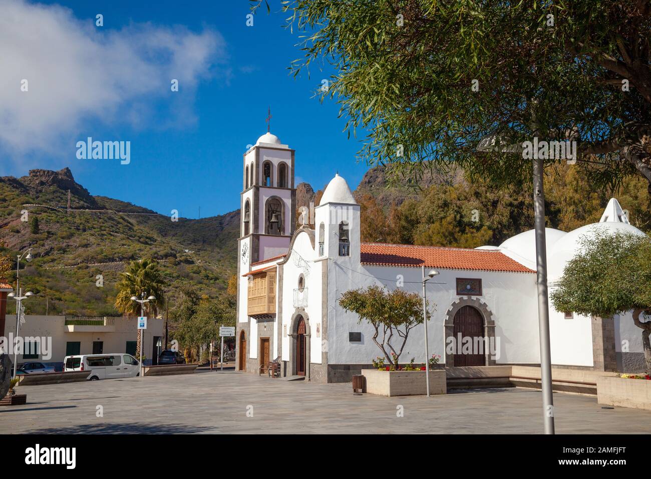 Church of San Fernando and statue of Alonso Diaz Guanche chief in Santiago del Teide, Tenerife Stock Photo