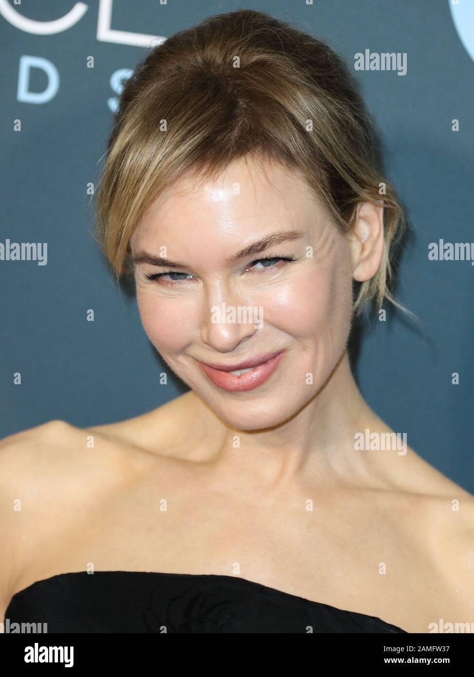 SANTA MONICA, LOS ANGELES, CALIFORNIA, USA - JANUARY 12: Actress Renee Zellweger wearing a Dior Haute Couture dress, David Webb jewelry, and Jimmy Choo shoes arrives at the 25th Annual Critics' Choice Awards held at the Barker Hangar on January 12, 2020 in Santa Monica, Los Angeles, California, United States. (Photo by Xavier Collin/Image Press Agency) Stock Photo