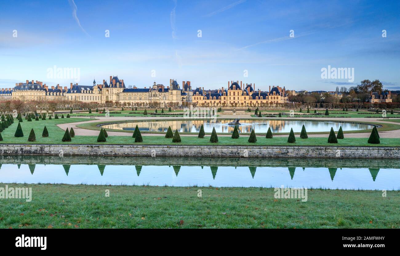 France, Seine et Marne, Fontainebleau, park and Chateau royal de Fontainebleau listed as World Heritage by UNESCO, Grand Jardin with the Rond d'eau // Stock Photo