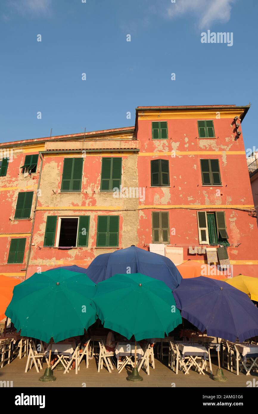 Vooruitgang delen knelpunt Colorful sun shade parasols / umbrellas providing shade to the outside  dining cafe restaurant tables in Vernazza, Cinque Terre, Liguria, Italy EU  Stock Photo - Alamy