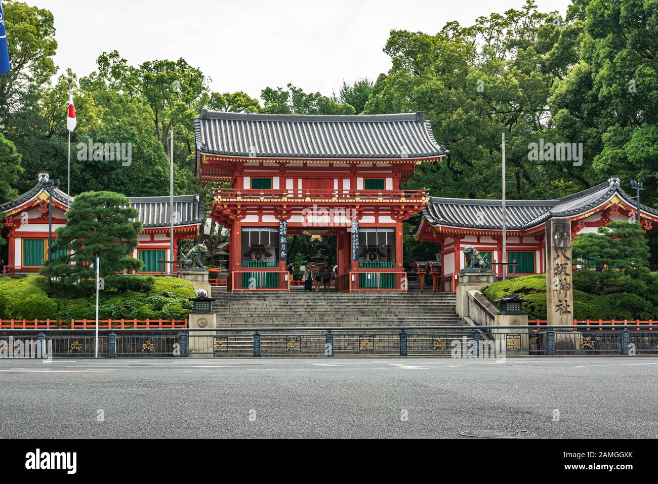 Yasaka shrine torii hi-res stock photography and images - Alamy