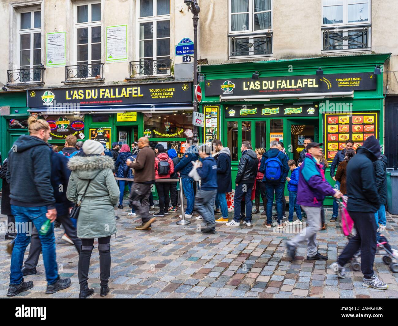 Queues of customers at the famous "L'As du Fallafel" restaurant, Rue du  Rosiers, Paris, France Stock Photo - Alamy