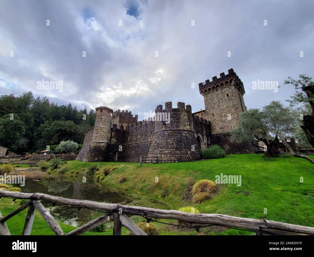 Wide angle view of ramparts at Castello di Amorosa, a vineyard in the Calistoga AVA of the Napa Valley in the California Wine Country, housed in a large reconstruction of a Tuscan castle, Calistoga, California, December 22, 2019. Castello di Amorosa is a popular tourist destination for visitors to the Napa Valley. () Stock Photo
