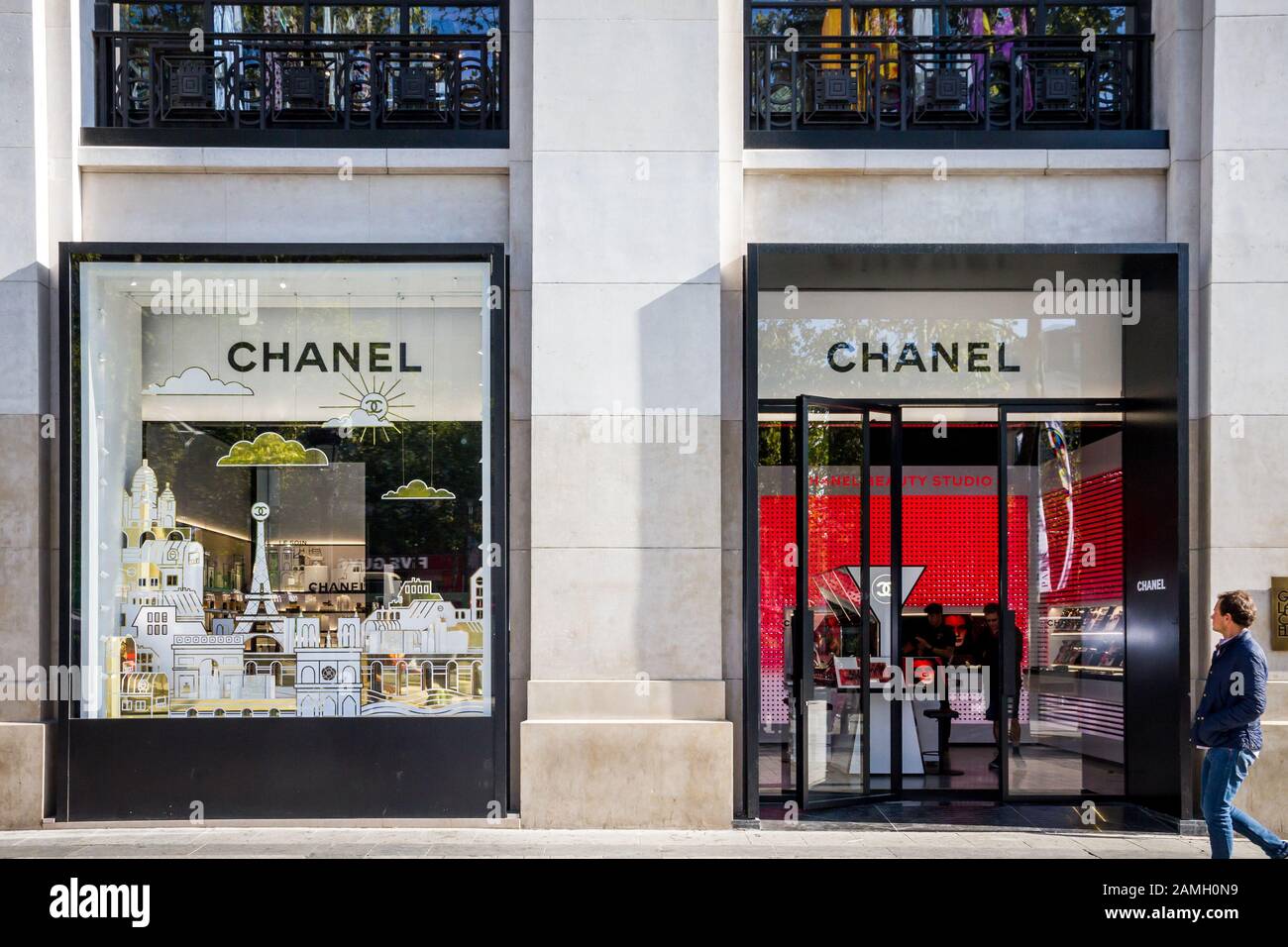 Paris/France - September 10, 2019 : The Chanel luxury perfume store on ...