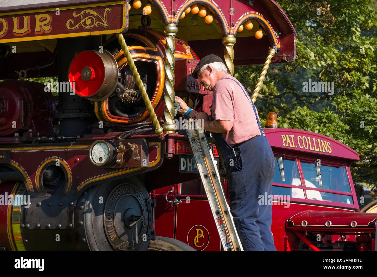 Man polishing a Showmans traction engine at 2019 Shrewsbury Steam Rally, Shropshire, England, UK Stock Photo