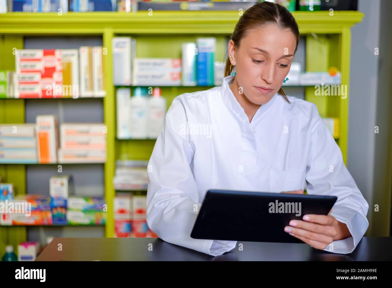 Young black woman pharmacist hi-res stock photography and images - Alamy