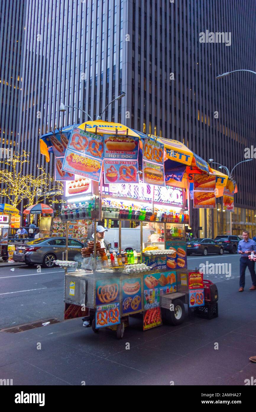Street cart in midtown Manhattan, New York City, NY, USA Stock Photo