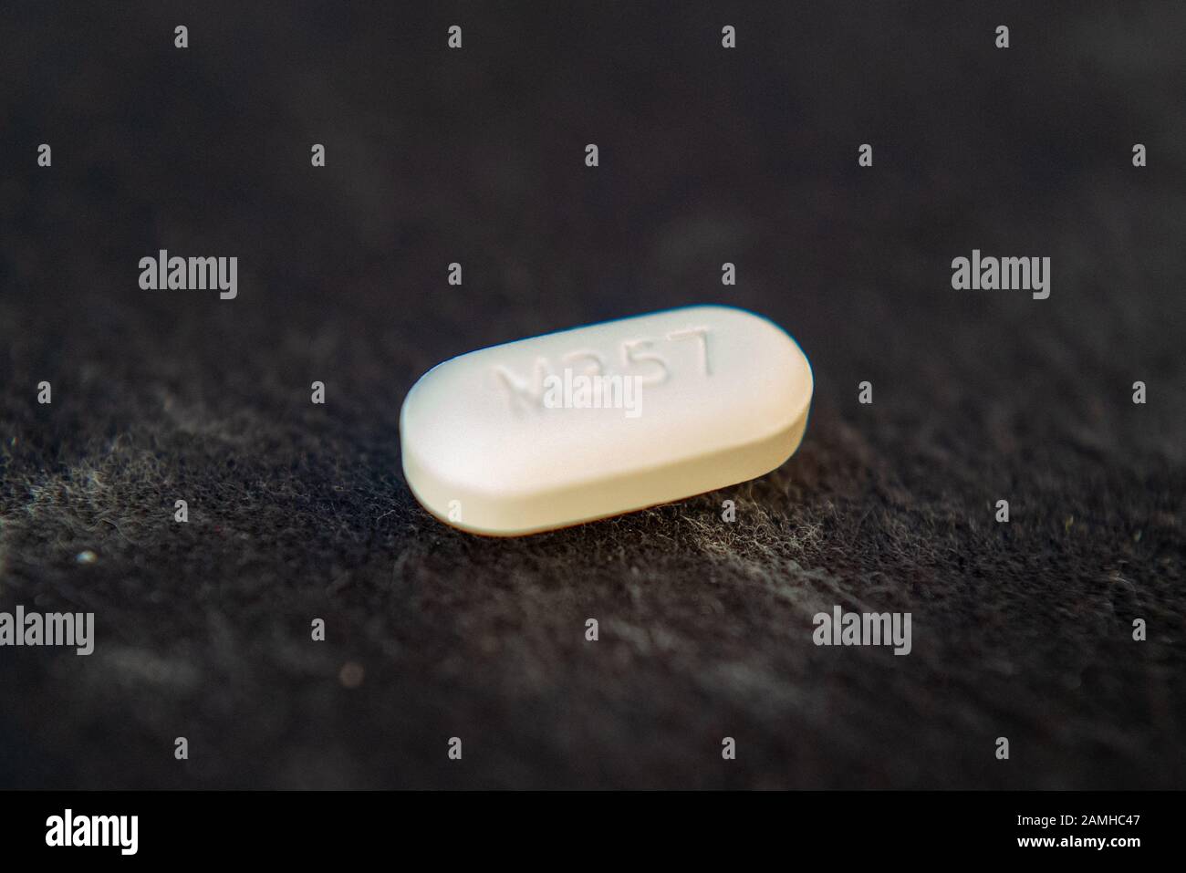Illustrative image, close-up of pill of the combination narcotic opioid pain medication hydrocodone 5-acetaminophen 500, marketed under the trade names Vicodin or Lortab, San Ramon, California, December 10, 2019. Many regulators and lawmakers are focusing on the opioid crisis in the United States, which has led to addiction and illegal drug use. () Stock Photo