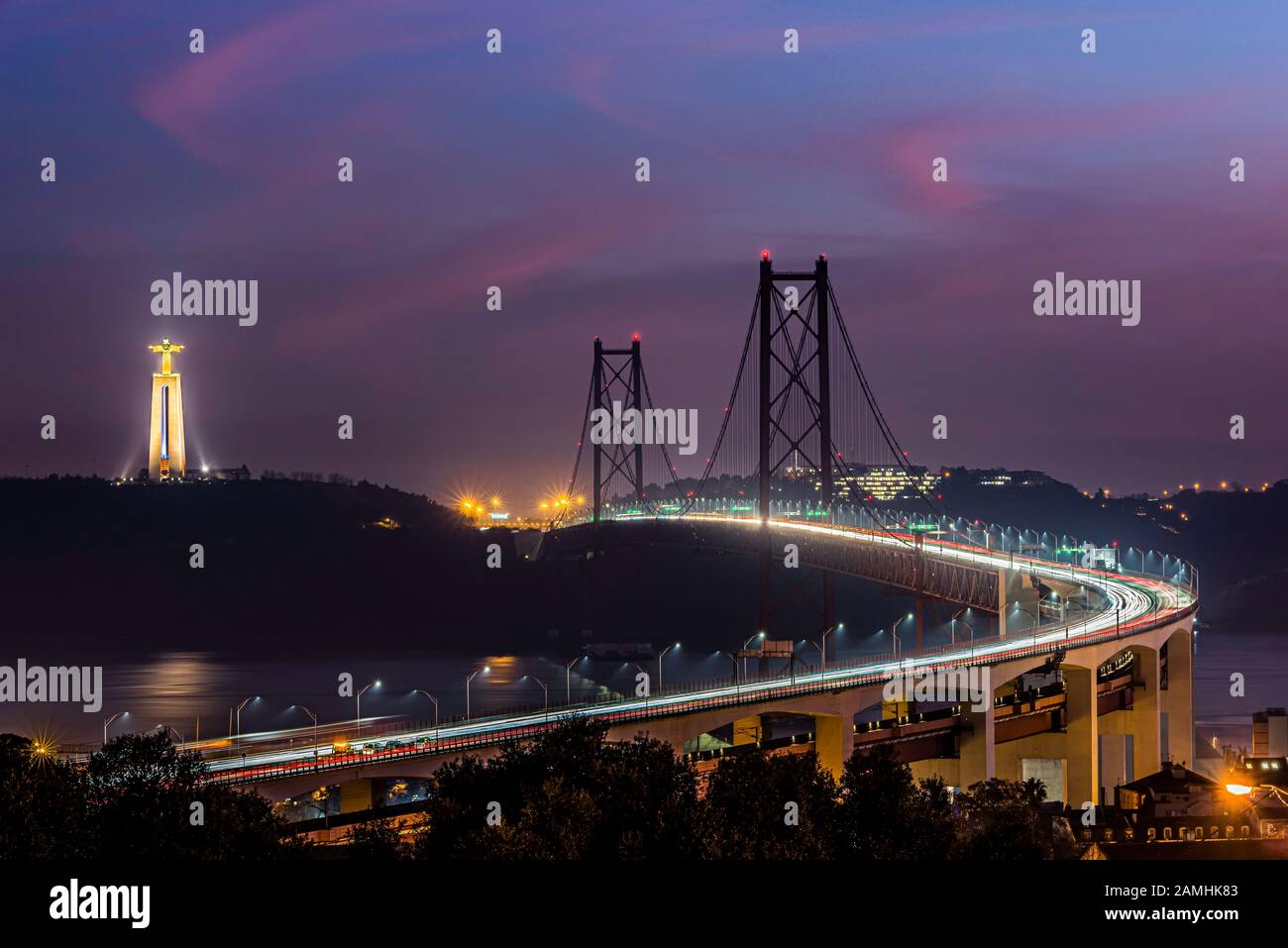 25th april bridge hi-res stock photography and images - Alamy