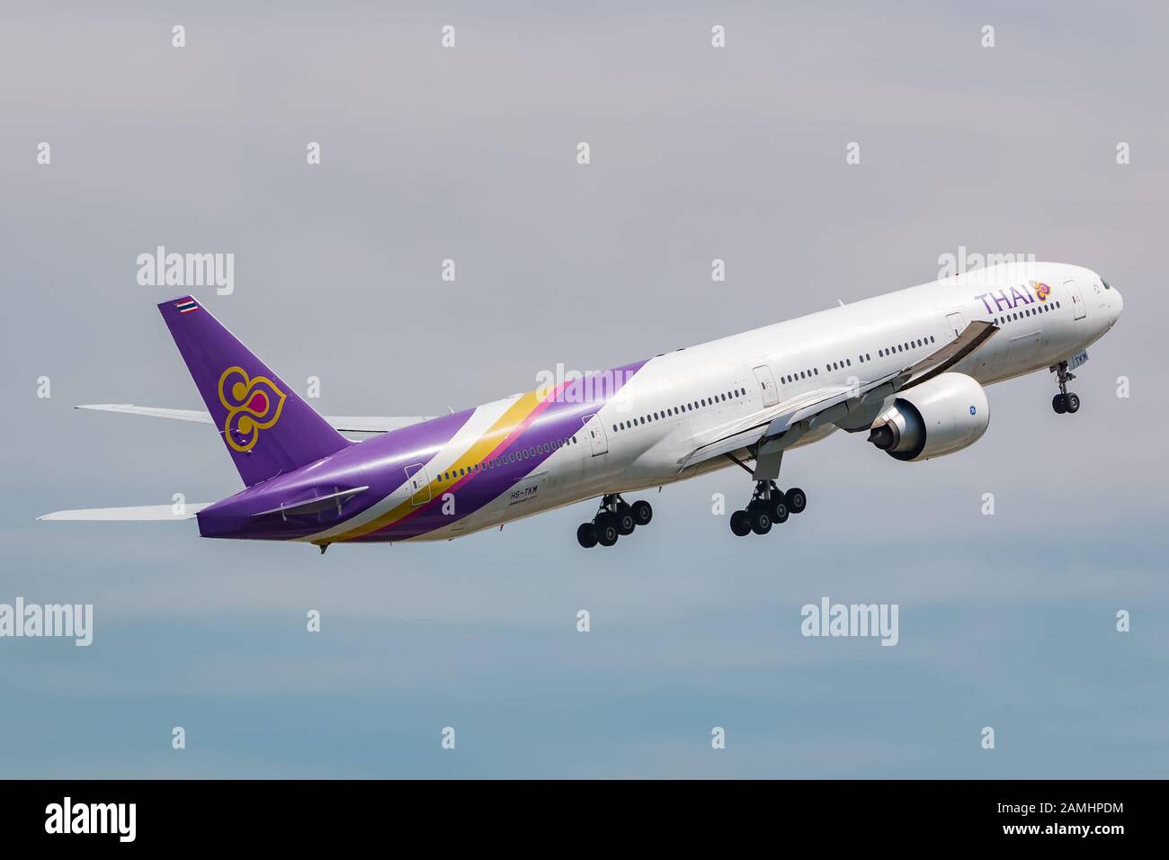 Boeing 777 300 thai hi-res stock photography and images - Alamy