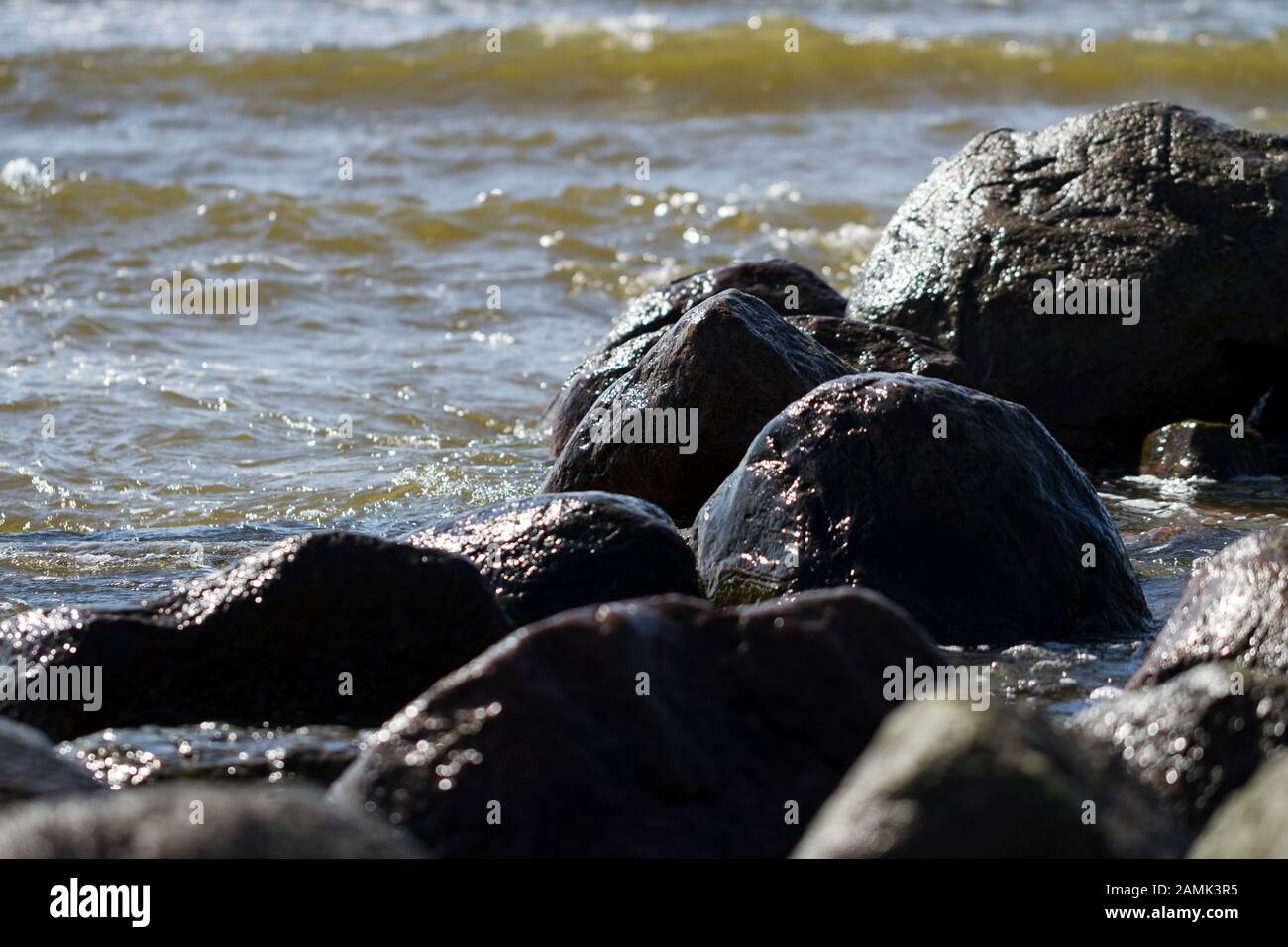 Clear water splash stones bottom hi-res stock photography and images ...