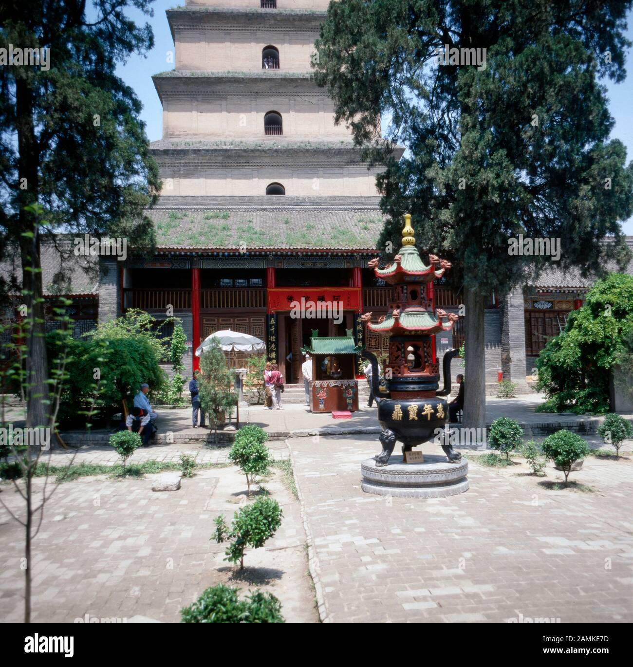 Vor der Großen Wildgans Pagode in der Stadt Xian, China 1980er Jahre. In front of the Giant Wild Goose Pagoda at the city of Xian, China 1980s. Stock Photo