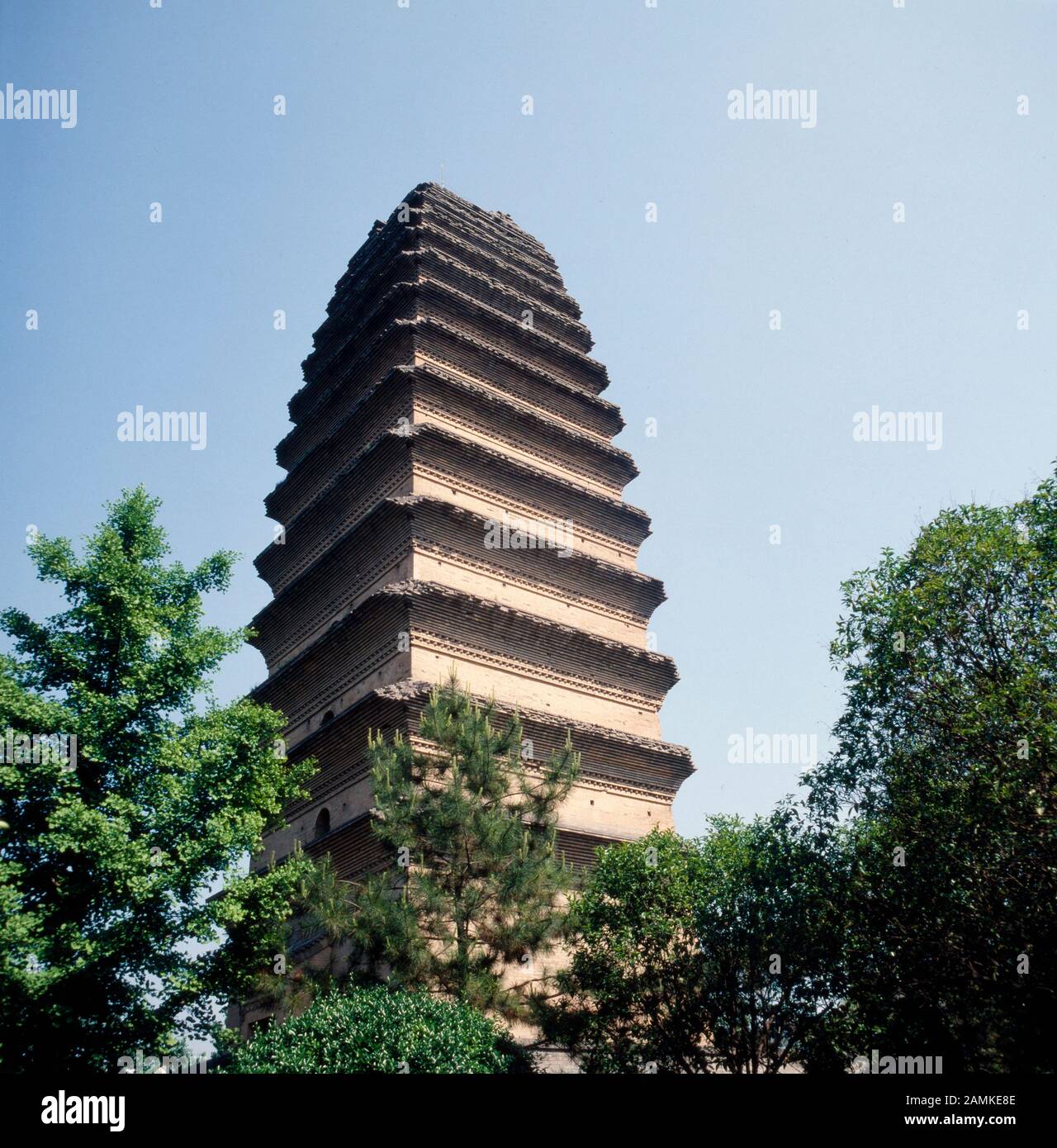 Turm der Kleinen Wildgans Pagode in der Stadt Xian, China 1980er Jahre. Tower of the Small Wild Goose Pagoda at the city of Xian, China 1980s. Stock Photo