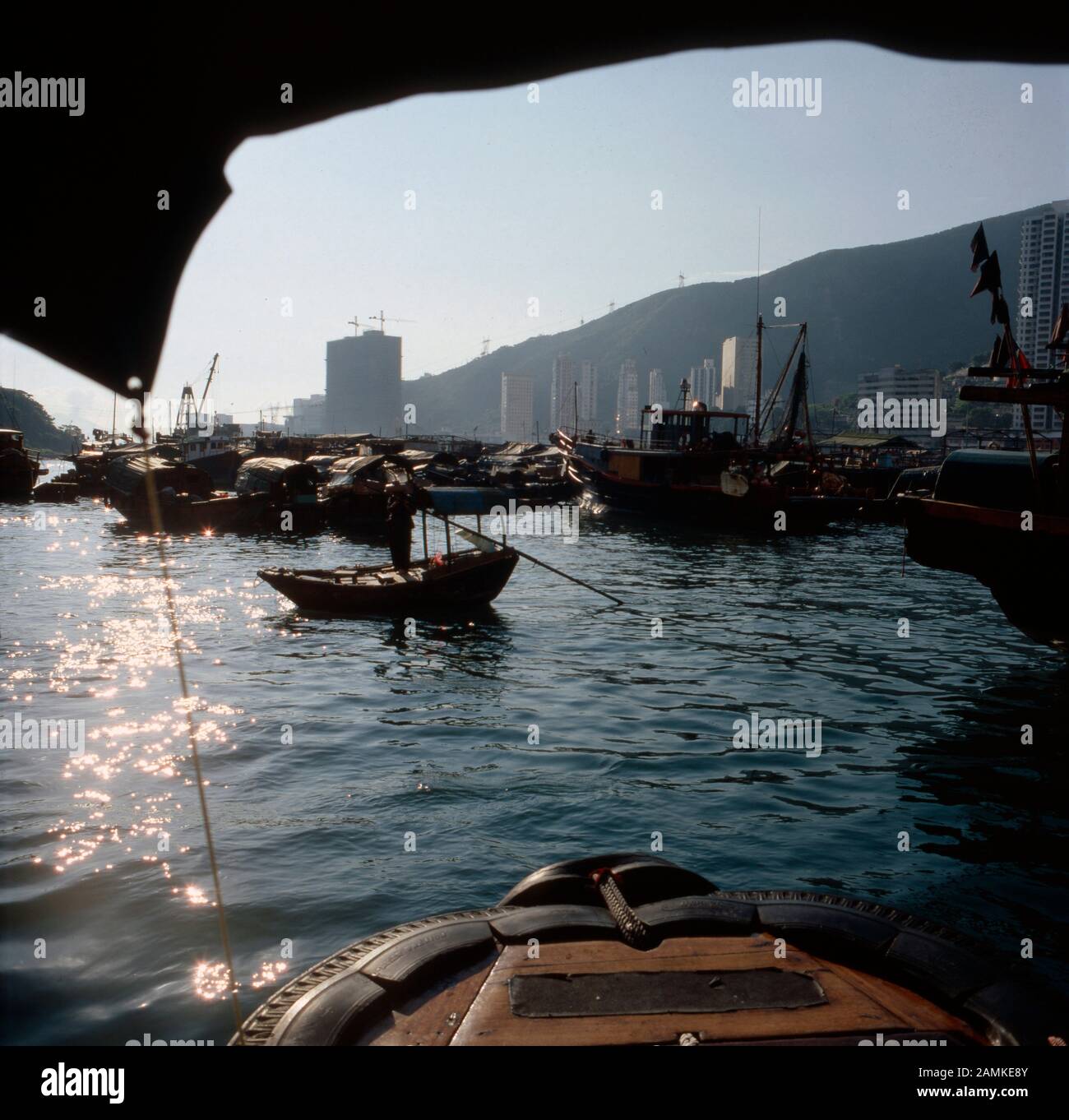 Im Hafen von Hongkong, 1980er Jahre. At Hong Kong harbour, 1980s. Stock Photo