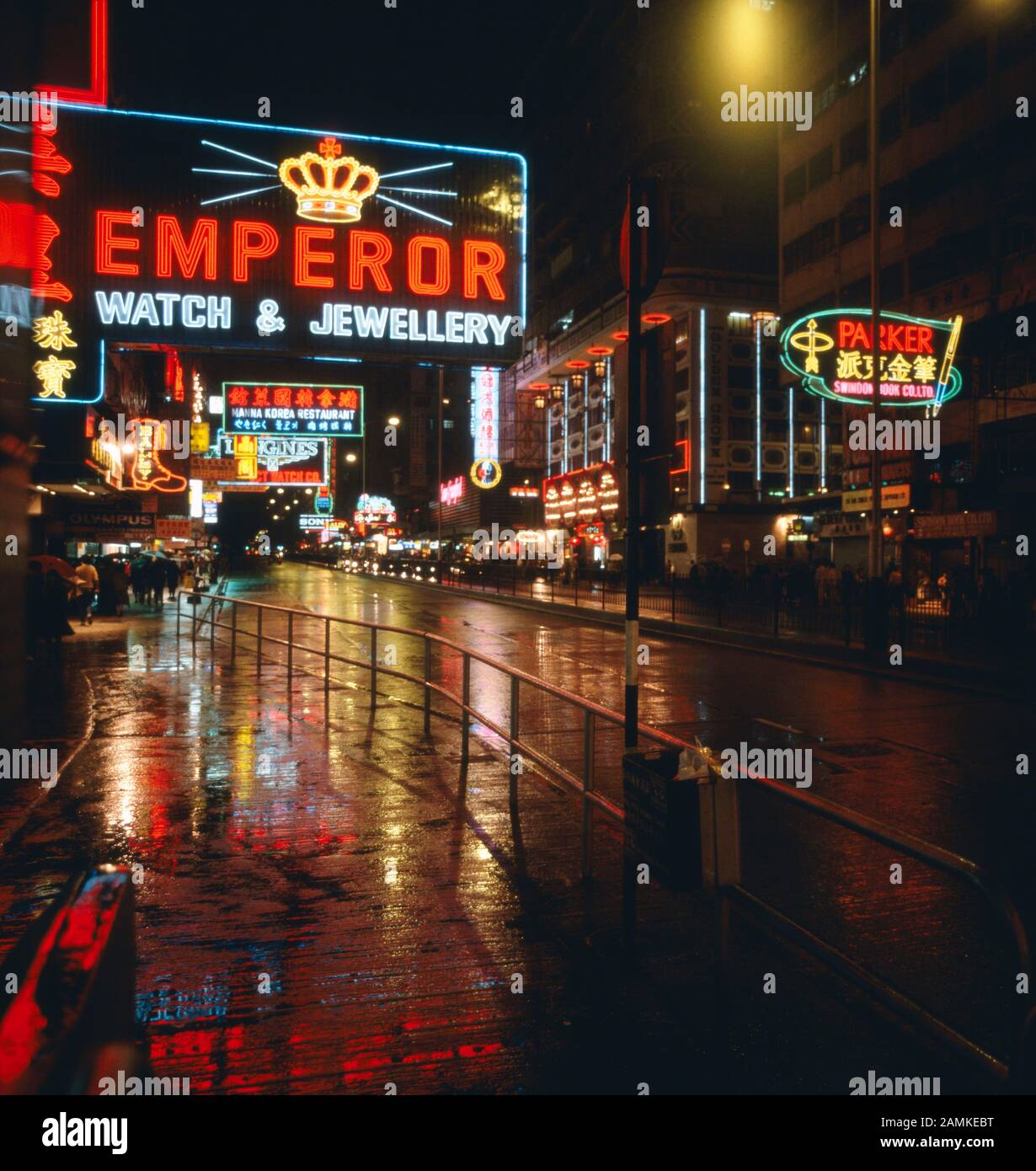 Leuchtreklame im nächtlichen Hongkong, 1980er Jahre. Luminous advertising at Hong Kong by night, 1980s. Stock Photo