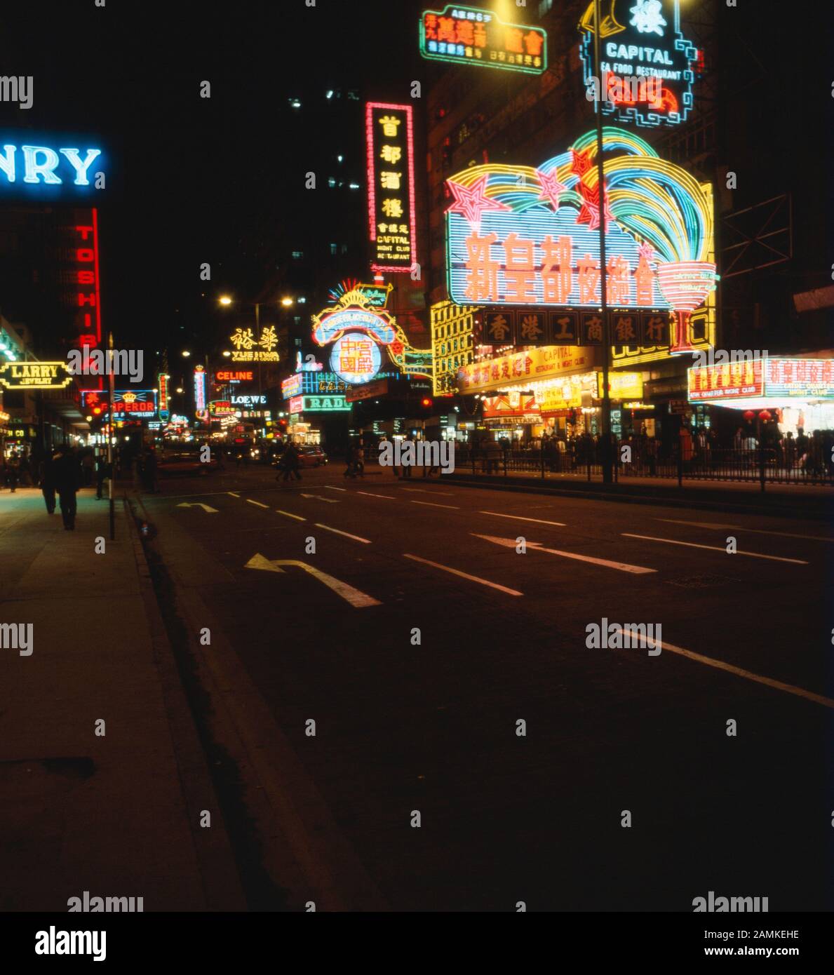 Leuchtreklame im nächtlichen Hongkong, 1980er Jahre. Luminous advertising at Hong Kong by night, 1980s. Stock Photo