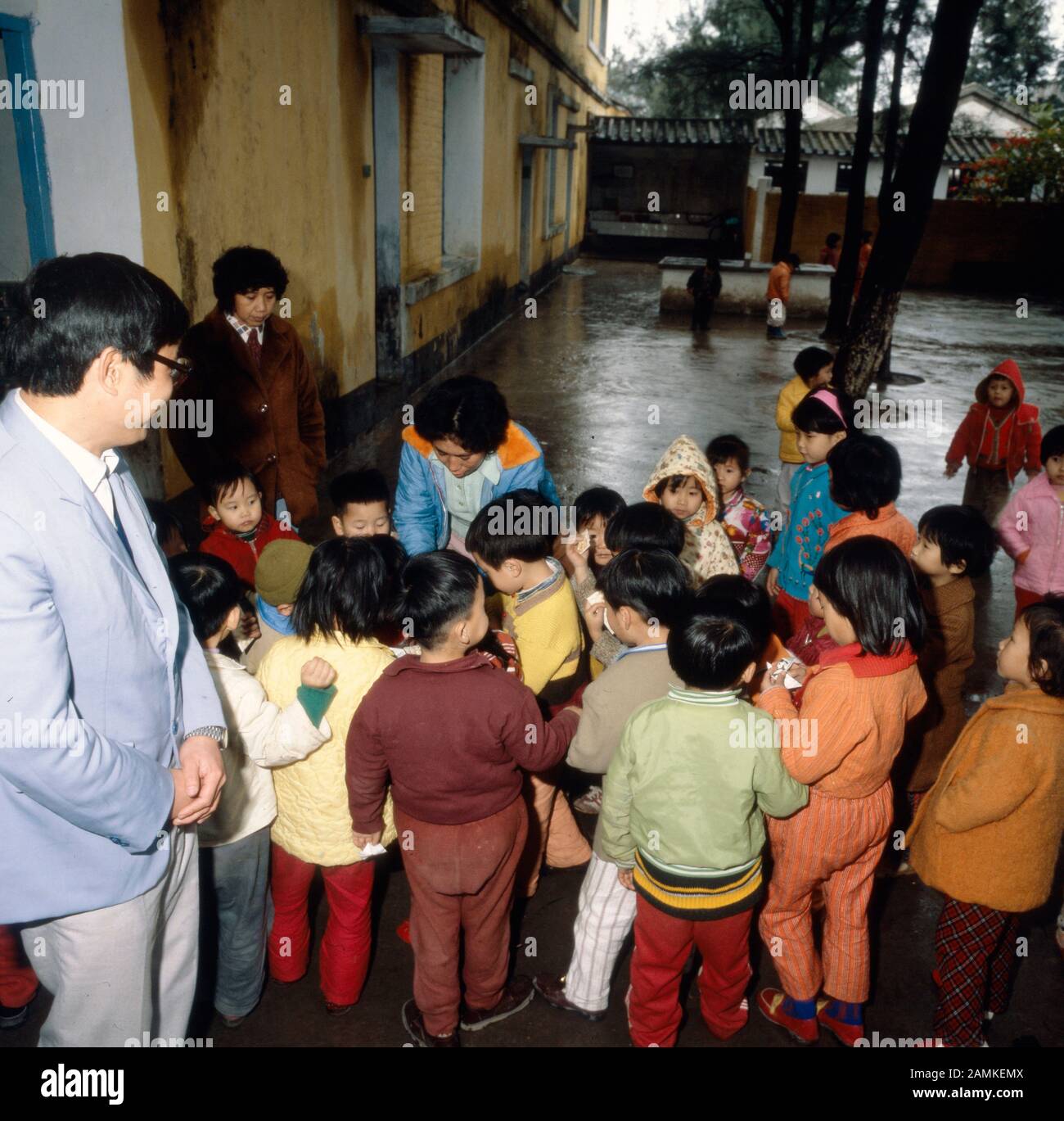 Kinder in einem Kindergarten im Stadtbezirk Xiangzhou der Stadt Zhuhai, China 1980er Jahre. Children at a kindergarten in the district Xiangzhou of the city of Zhuhai, China 1980s. Stock Photo