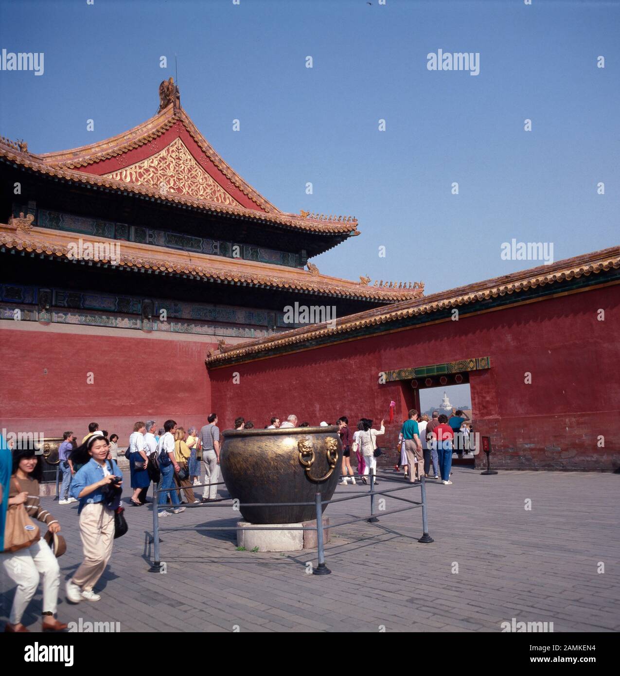 Vor dem Kaiserpalast in der Verbotenen Stadt in Peking, China 1980er Jahre. In front of Emperor's palace at the Forbidden City in Beijing, China 1980s. Stock Photo