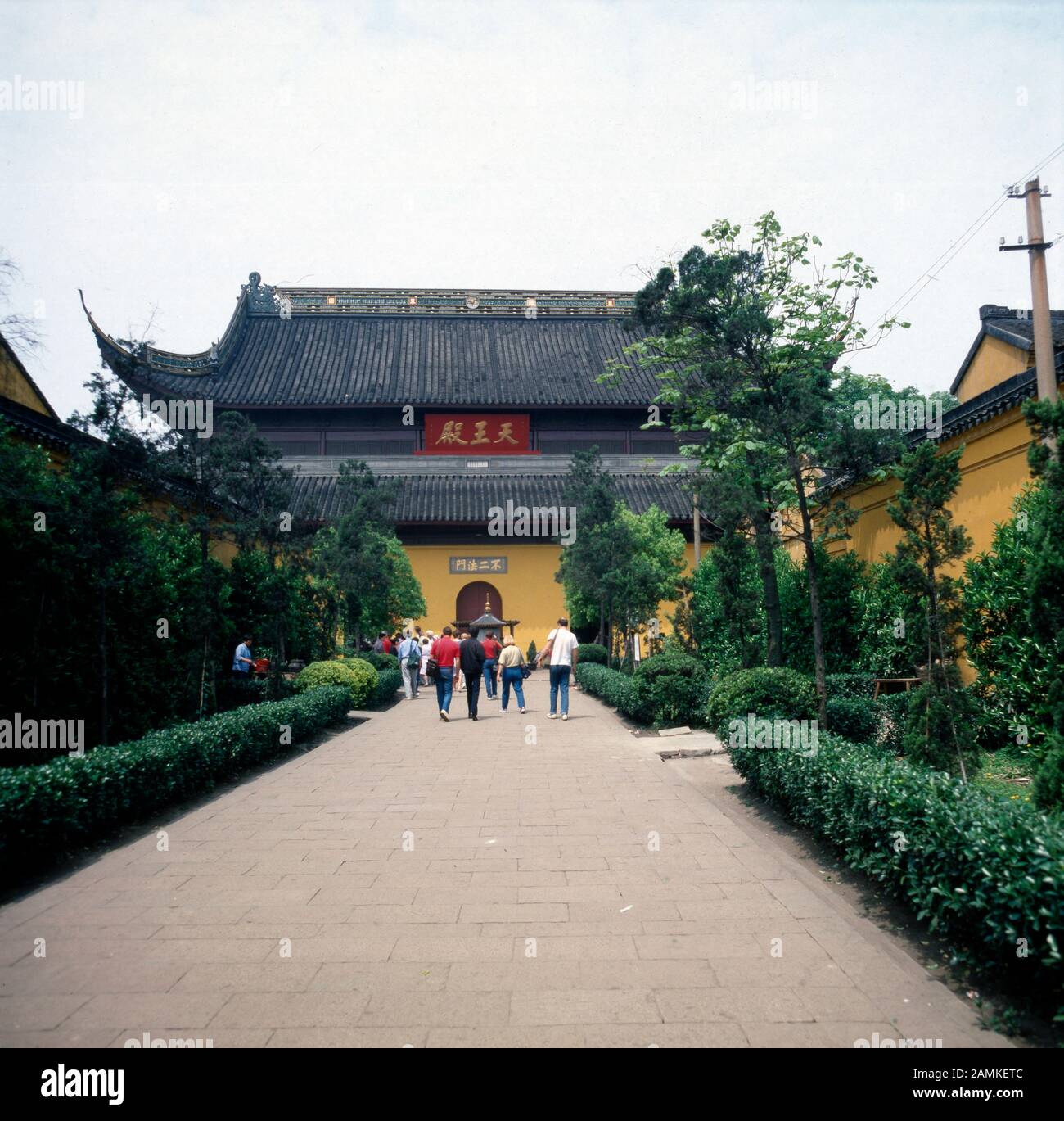 Vor der Halle der vier Himmelskönige im Lingyin Tempel in der Stadt Hangzhou, China 1980er Jahre. In front of the Hall of Four Heavenly Kings at Lingyin Temple in the city of Hangzhou, China 1980s. Stock Photo