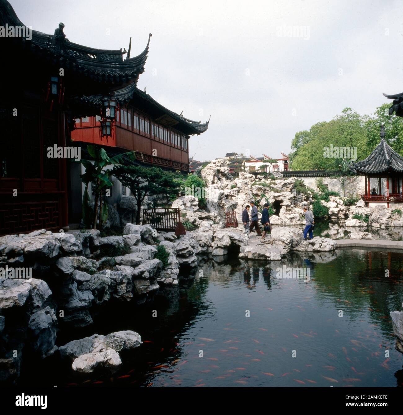 Öffentlicher Park in Shanghai, China 1980er Jahre. Public garden at Shanghai, China 1980s. Stock Photo