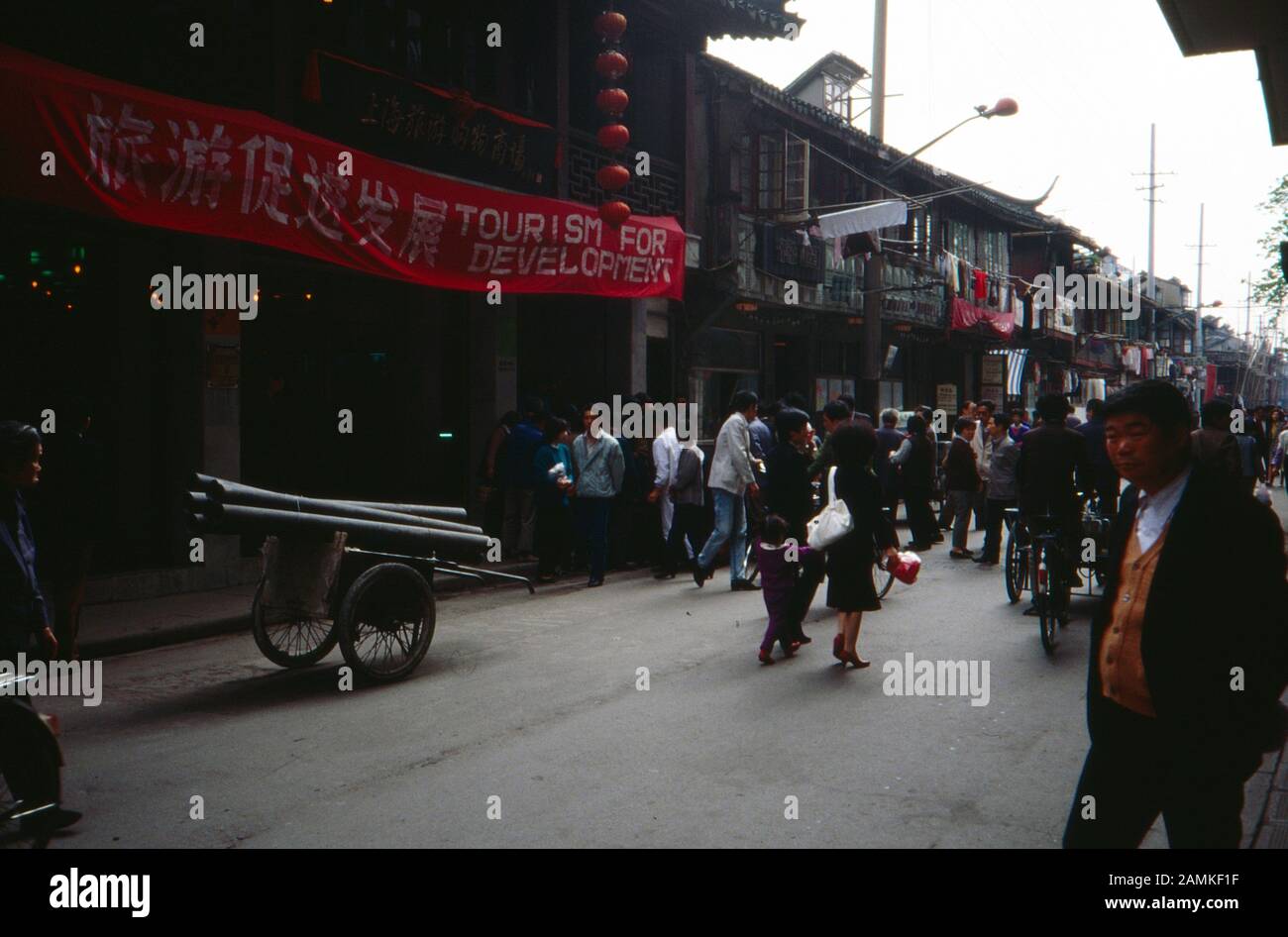 Straßenszene in der Stadt Nanjing, China 1980er Jahre. Street scene in the city of Nanjing, China 1980s. Stock Photo