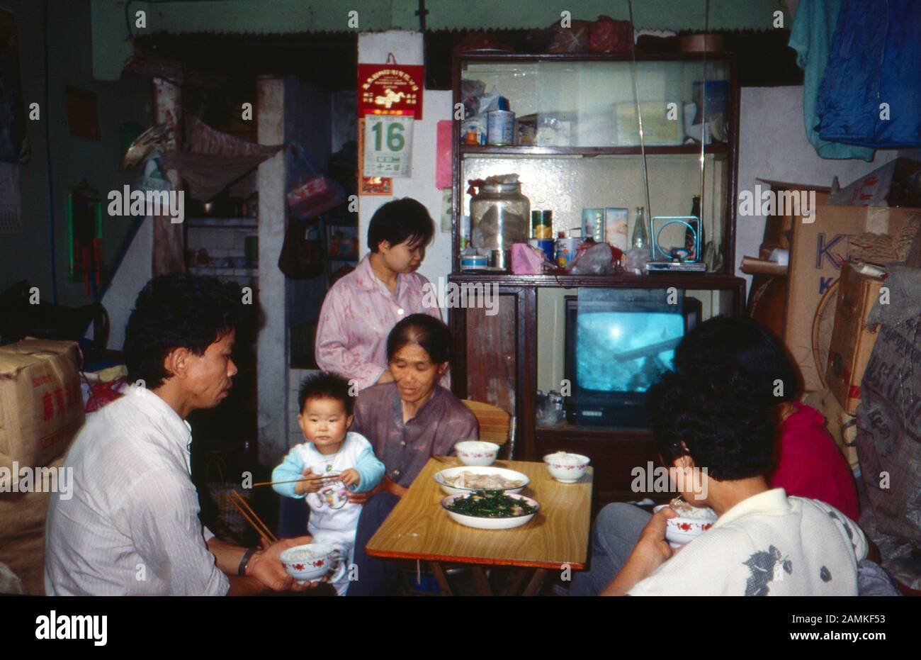 Familie in einer landestypischen Einraum-Wohnung in China, 1980er Jahre. Family in a typical one room flat at China, 1980s. Stock Photo