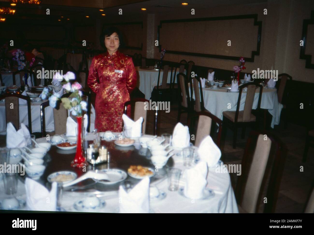 Kellnerin in einem chinesischen Restaurant, China 1980er Jahre. Waitress at a Chinese restaurant, China 1980s. Stock Photo
