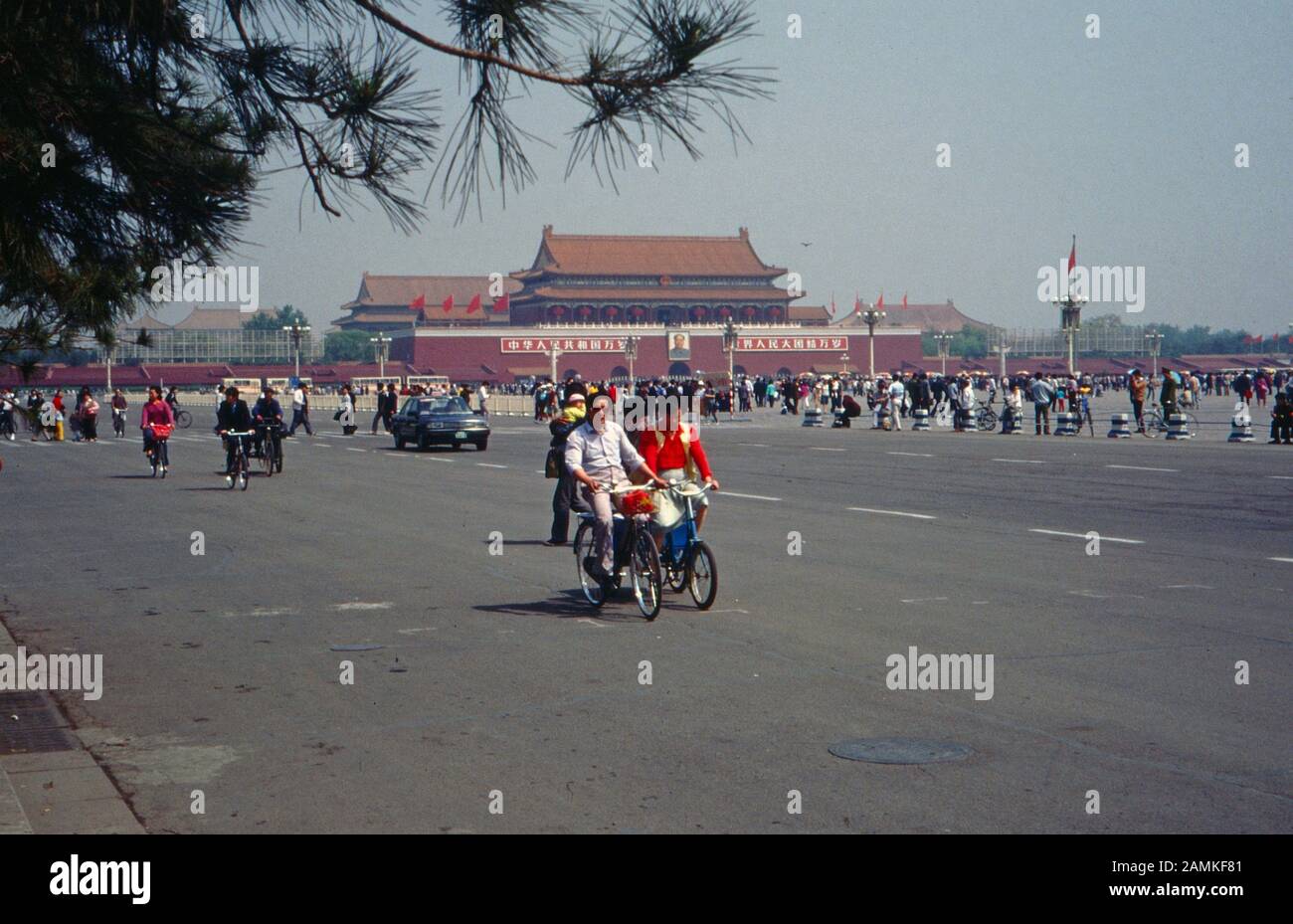 Fahrradfahrer im Straßenverkehr auf dem Platz des Himmlischen Friedens in Peking, China 1980er Jahre. Bicycle riders in the traffic of the city of Beijing on Tiananmen Square, China 1980s. Stock Photo