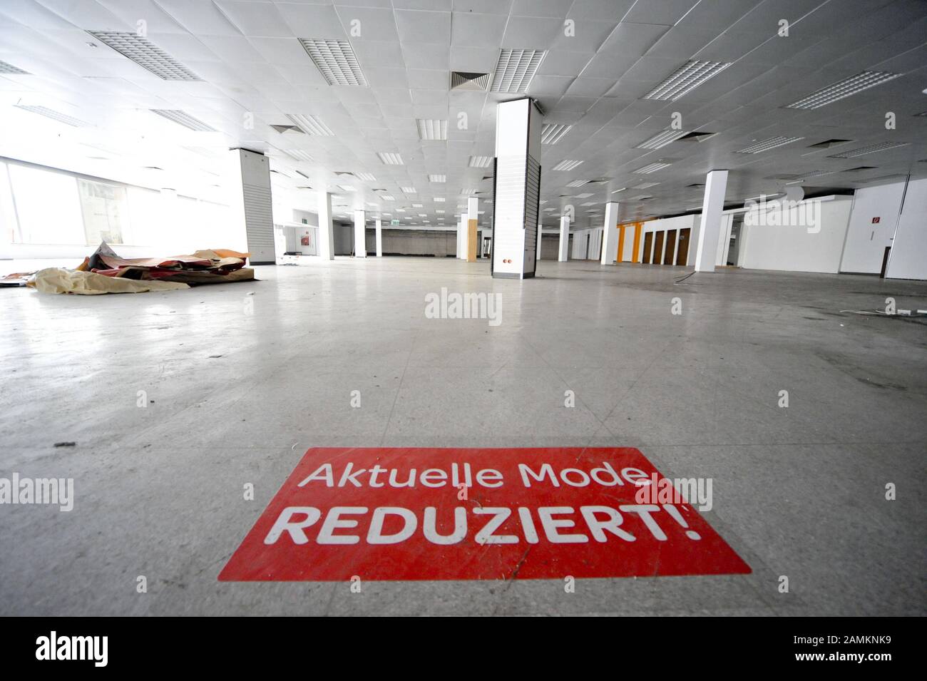Puerto Giesing' - the new project of event organiser Zehra Spindler in the former Hertie department store on Giesinger Berg offers space for artists and culture. [automated translation] Stock Photo