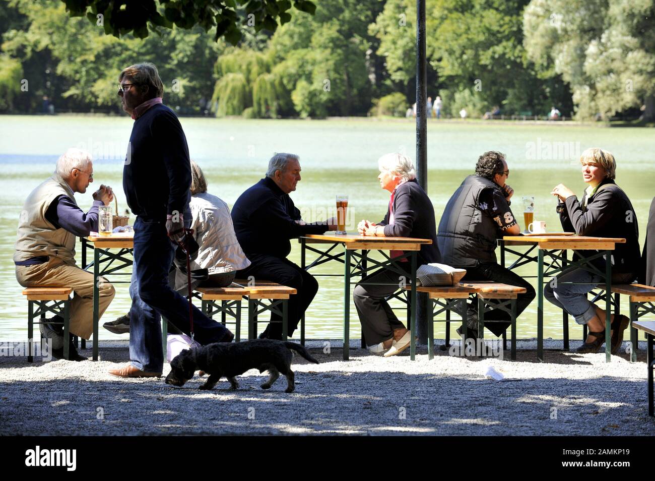 Visitors to the 'Seehaus' beer garden on Kleinhesseloher See in the English Garden. [automated translation] Stock Photo