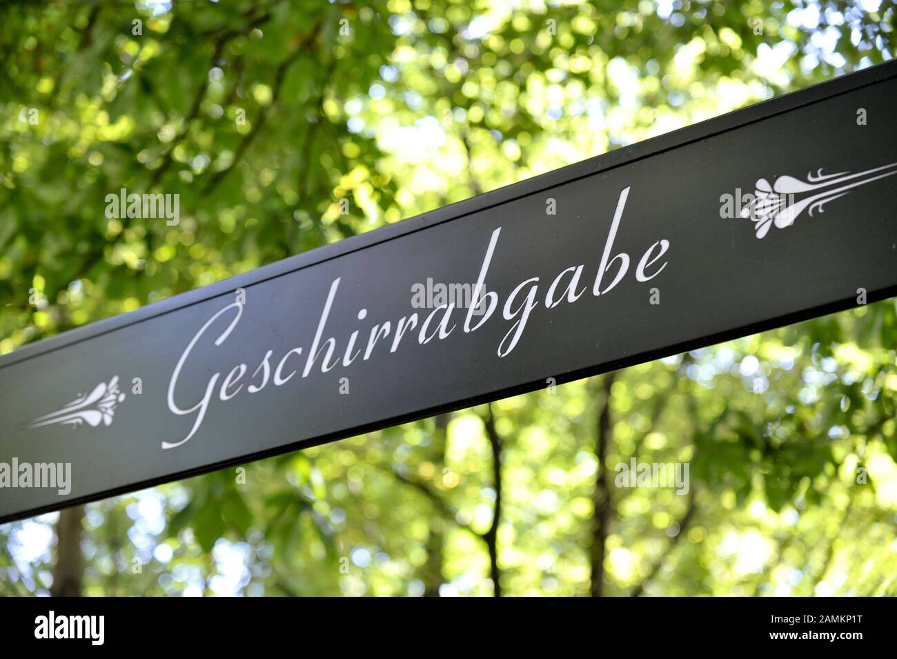Sign with the inscription 'Geschirrrabgabe' in the 'Seehaus' beer garden at Kleinhesseloher See in the English Garden. [automated translation] Stock Photo