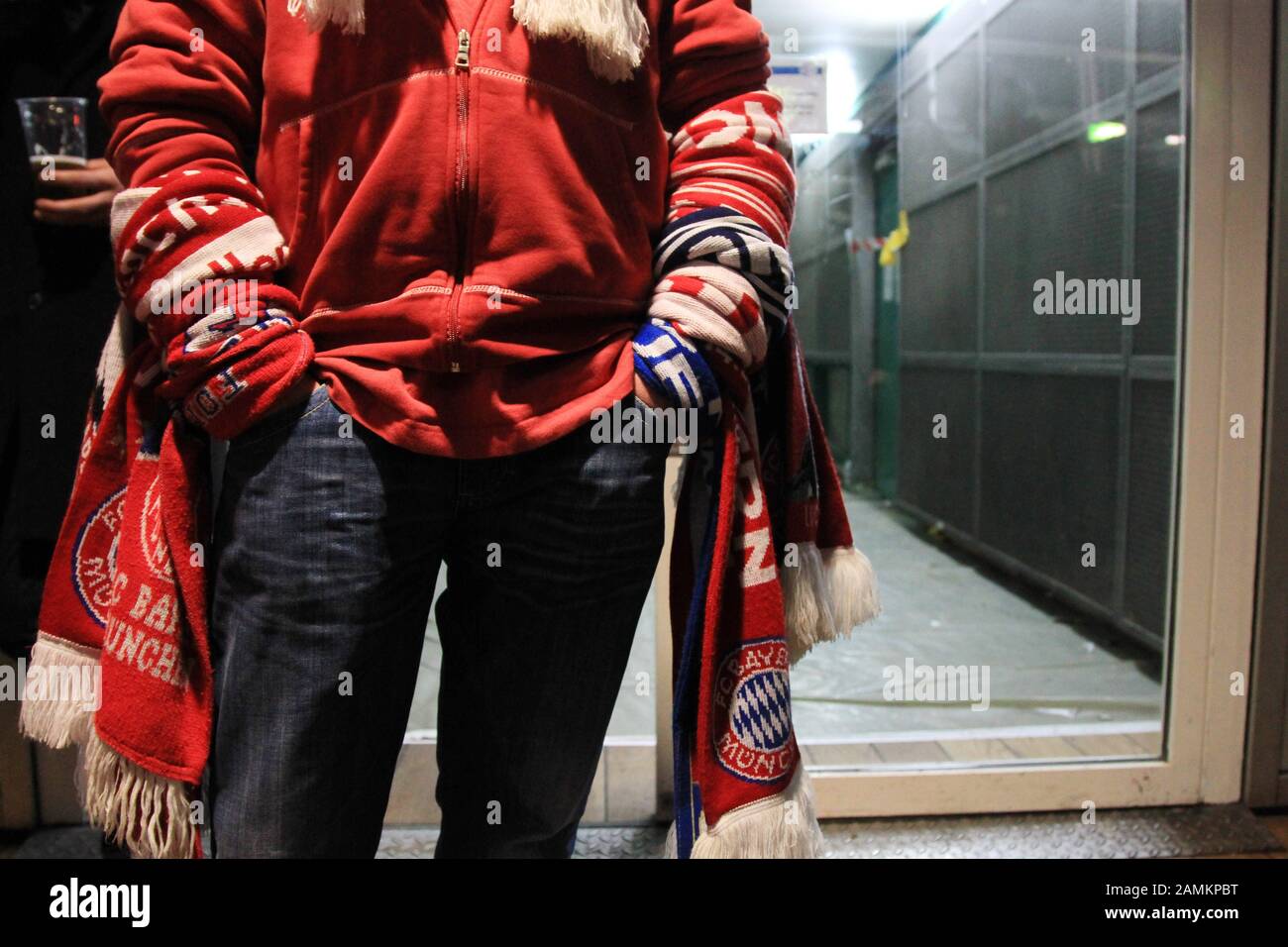Football Champions League: FC Bayern Munich - FC Basel in the Allianz Arena, in the picture a Bayern fan on arrival at the Fröttmaning underground station. [automated translation] Stock Photo