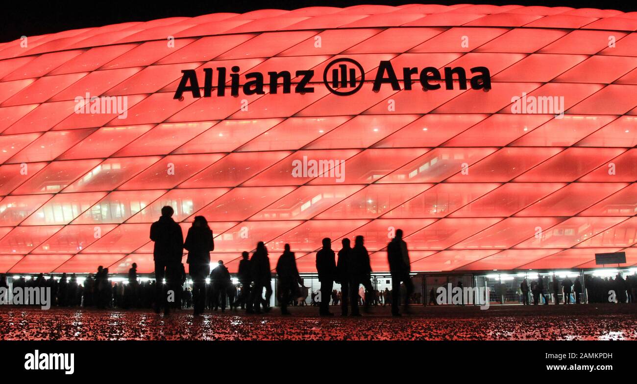 Soccer Champions League: FC Bayern Munich - FC Basel in the Allianz-Arena, in the picture an outside view of the Allianz-Arena in red. [automated translation] Stock Photo