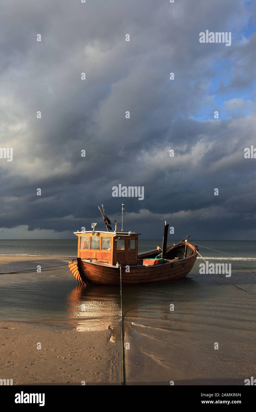 The firmly anchored fishing boat Petrel on the sandy beach in the Baltic resort of Ahlbeck, Usedom, Mecklenburg Vorpommern, Germany. [automated translation] Stock Photo