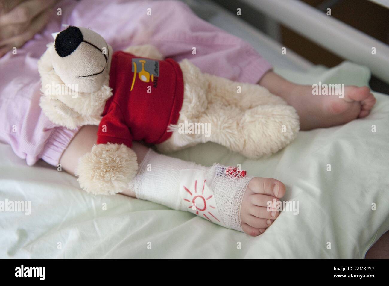 Dog bite victim from Athens Square. The child was bitten in the face by a Labrador hybrid on 9 June and has been lying in the Harlaching hospital with severe facial injuries for 4 weeks. In the meantime, the infusion needle had to be placed in the foot because veins are difficult to find. [automated translation] Stock Photo