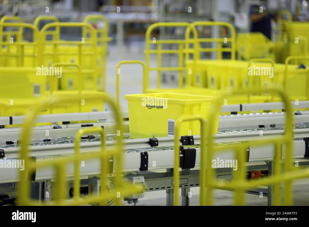 Amazon distribution center hi-res stock photography and images - Page 4 -  Alamy