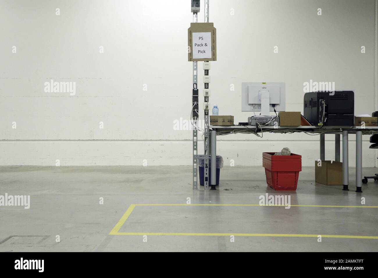 Packing station in the Amazon logistics centre. [automated translation] Stock Photo