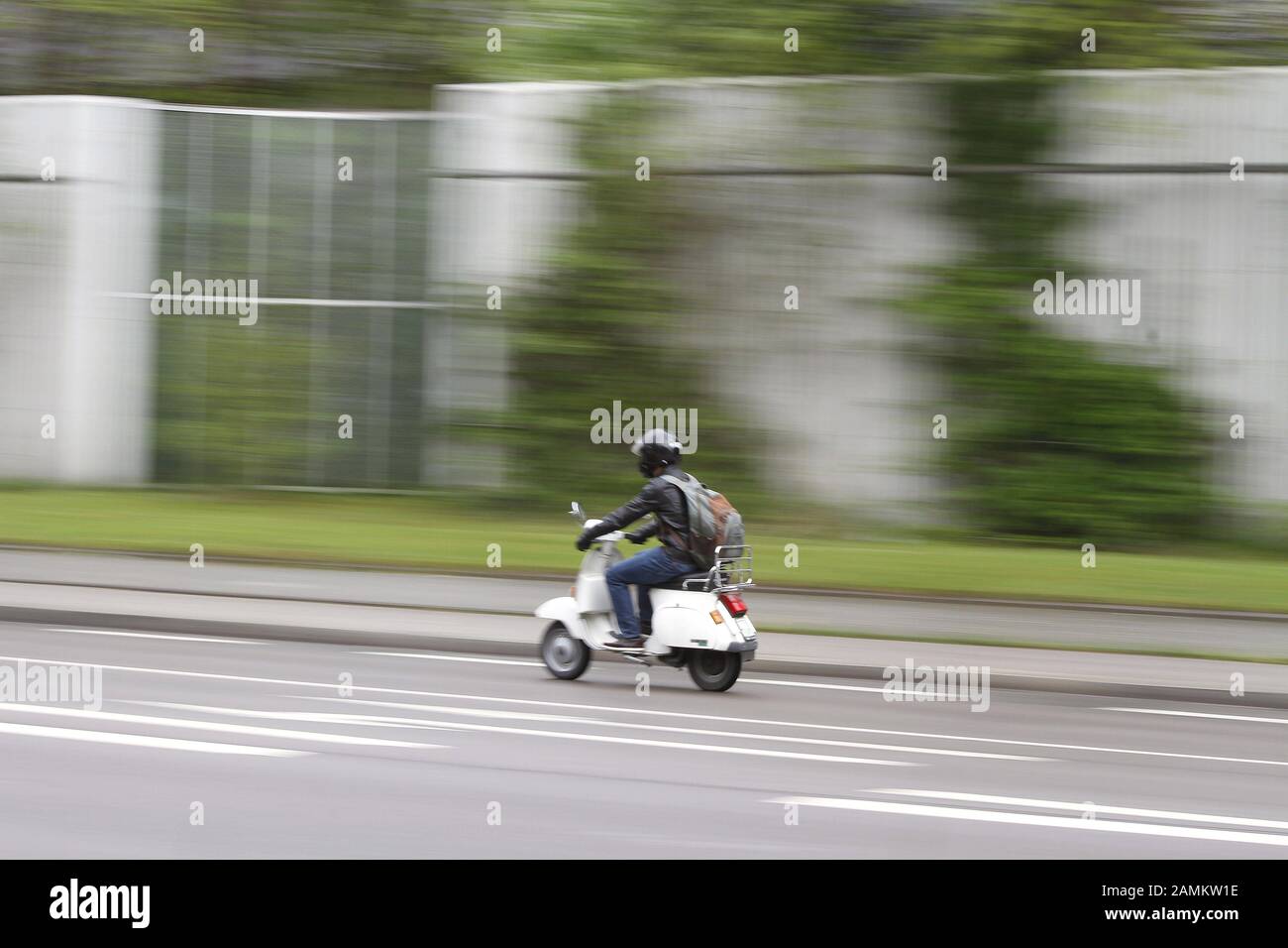 Motor scooters in front of a noise barrier on Landberger Straße
