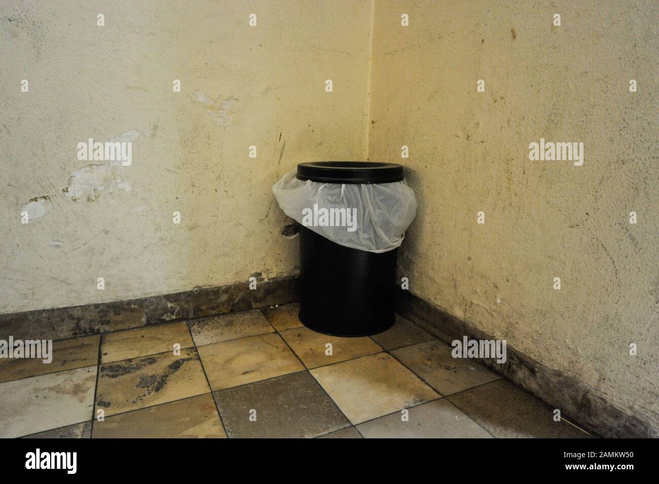 Local appointment of the education committee of the Bavarian state parliament at the Marieluise-Fleißer Realschule in Schwanthalerstraße 87, after the parents' council asked the parliamentarians for help due to the catastrophic structural condition. The picture shows a waste container on a rotten corridor. [automated translation] Stock Photo