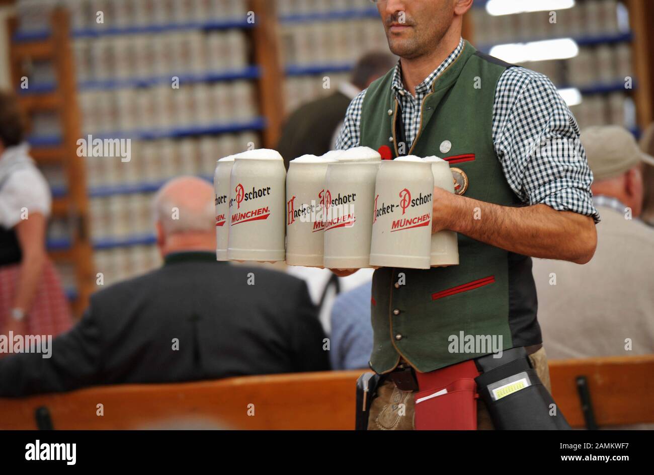 Service with stone jugs from Hacker-Pschorr in the 'Herzkasperl-Festzelt' on the Oidn Wiesn. [automated translation] Stock Photo