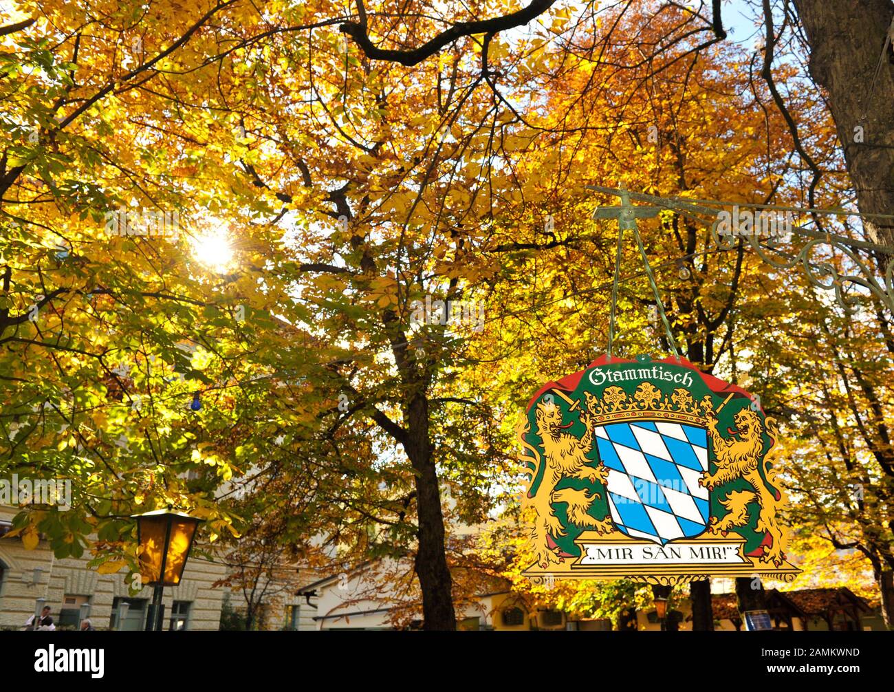 Herbststimmumg in the Hofbräu beer garden on Wiener Platz. In the picture the sign of the 'Stammtisch - mir san mir' with Bavarian coat of arms. [automated translation] Stock Photo