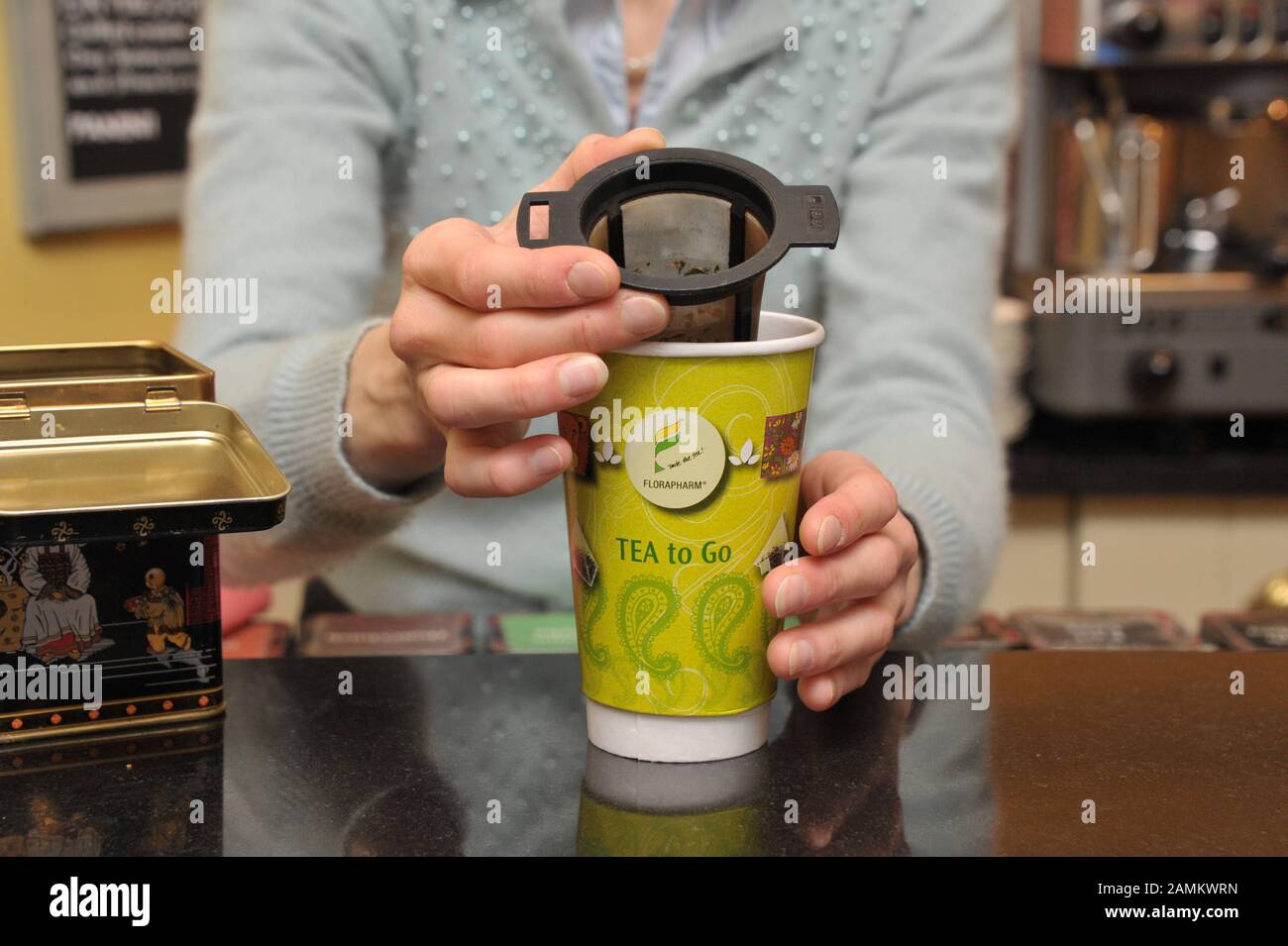 Tea to go at Victorian House in the Five Courts. [automated translation ...