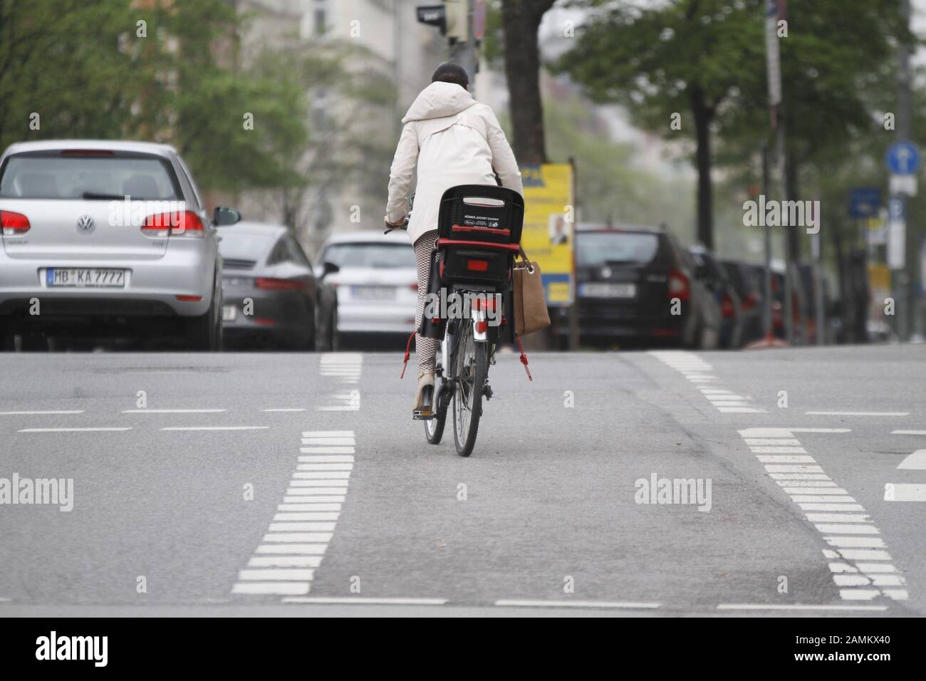 Munich cyclist traps: The picture shows a female cyclist with a child's seat in Rosenheimer Straße heading towards the city centre at the level of Orleanstraße. [automated translation] Stock Photo