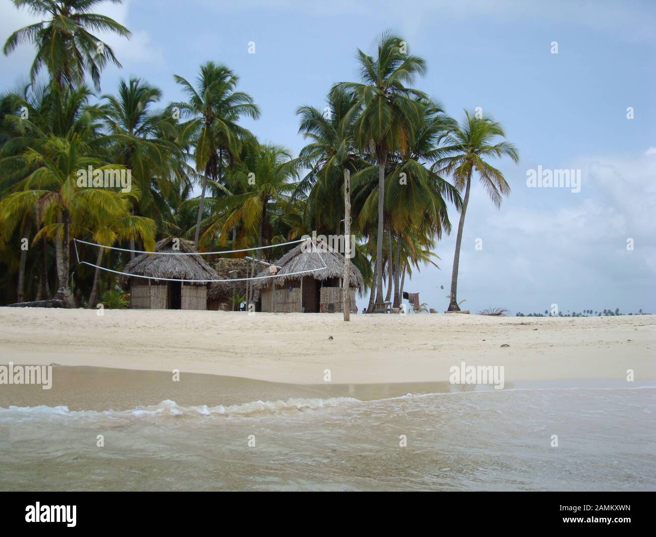 empty beach volleyball field and traditional Kuna Indian huts on the sandy beach of the San Blas Islands, Panama, Central America. [automated translation] Stock Photo