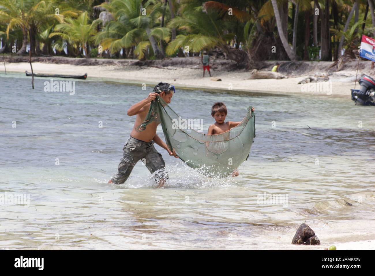 Kuna indian fishing net hires stock photography and images Alamy