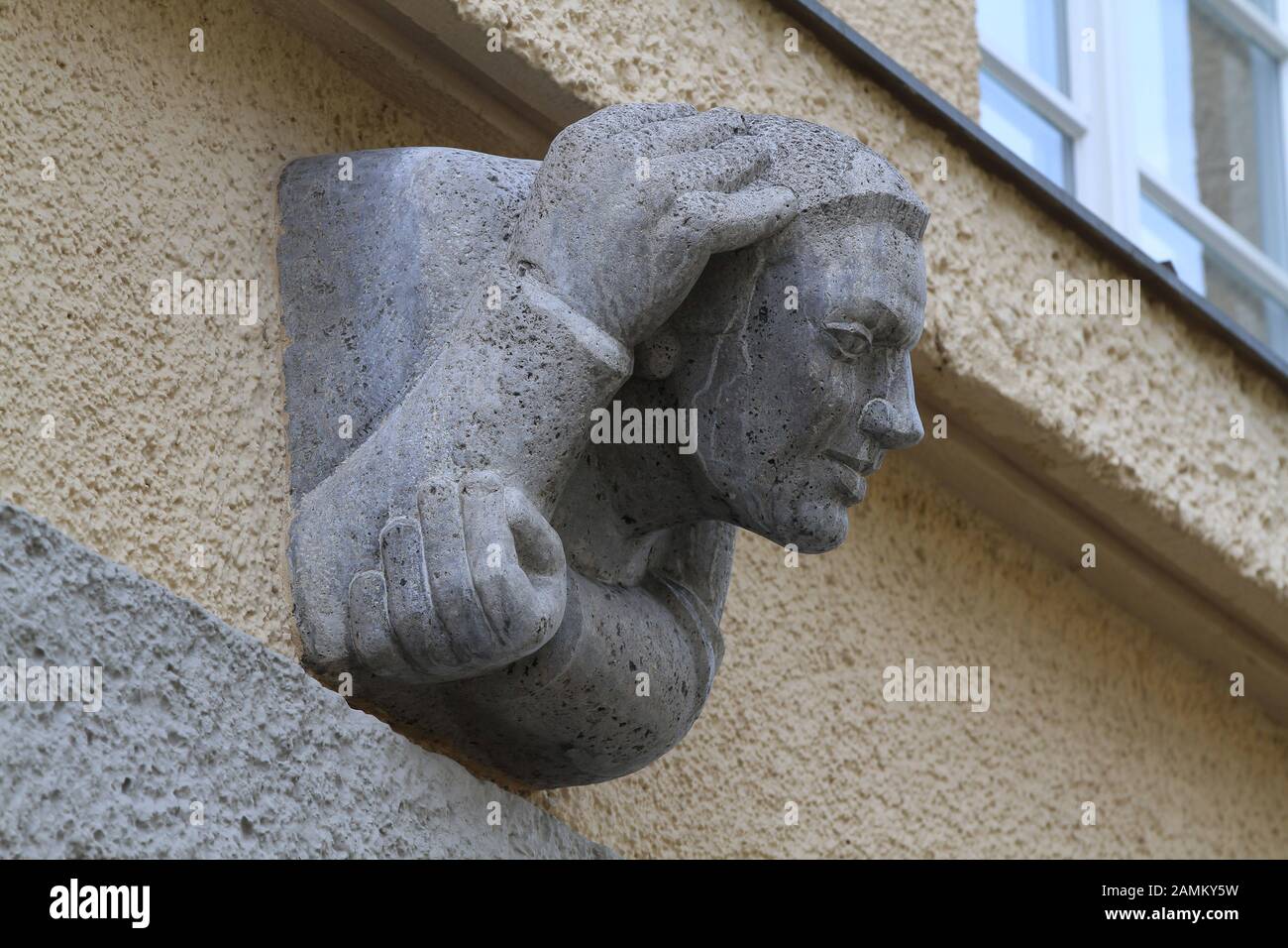 Stone sculpture above an entrance of the historical workers' housing estate of the municipal housing association Gewofag between Wendl-Dietrich-Straße and Arnulfstraße in Neuhausen. The workers' housing estate, built between 1928 and 1942 with a total of 50 individual buildings and around 2,100 apartments, planned by Munich architect Hans Döllgast, is under ensemble protection. Individual buildings, such as the Amerikanerblock and the artists' studios, are listed buildings. [automated translation] Stock Photo