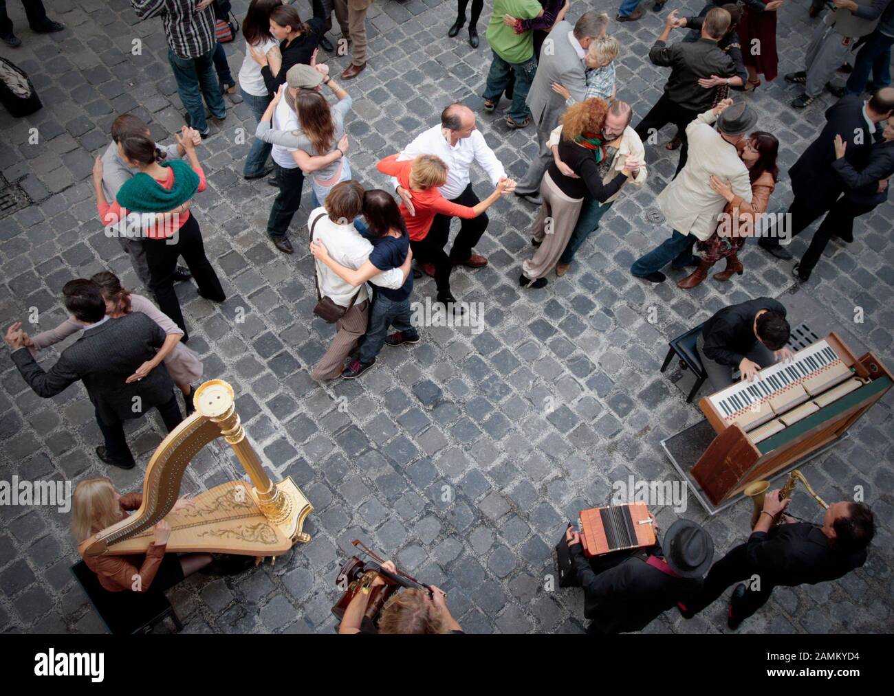 Dancing couples at the Tango-Flashmob with the world music band 'Quadro Nuevo' in front of the Hofbräuhaus at the Platzl. [automated translation] Stock Photo