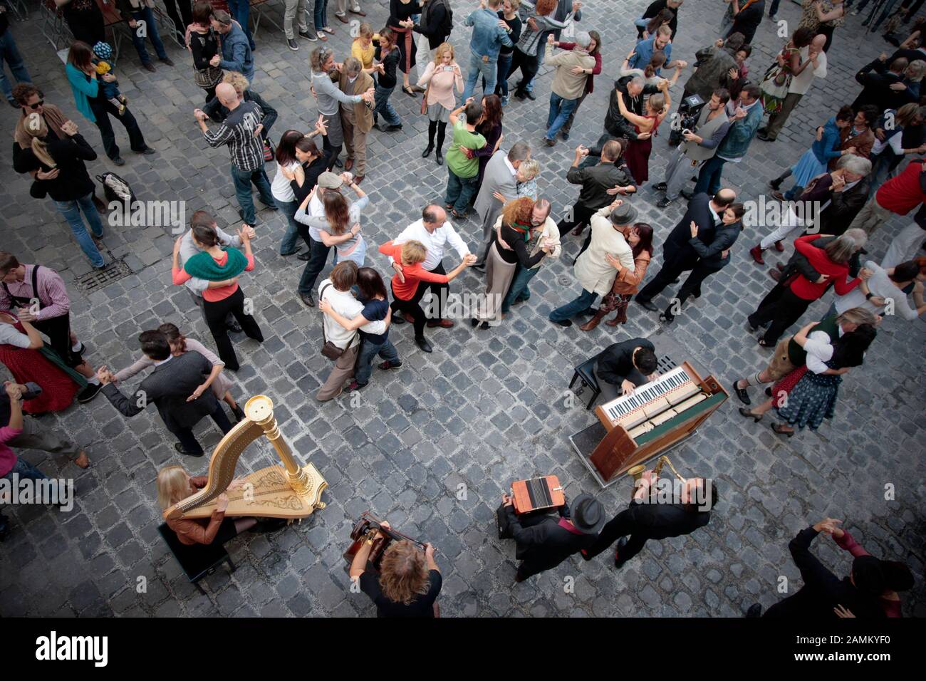 Dancing couples at the Tango-Flashmob with the world music band 'Quadro Nuevo' in front of the Hofbräuhaus at the Platzl. [automated translation] Stock Photo